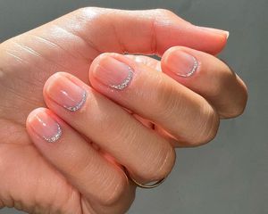 Glittery cuticle fingernails