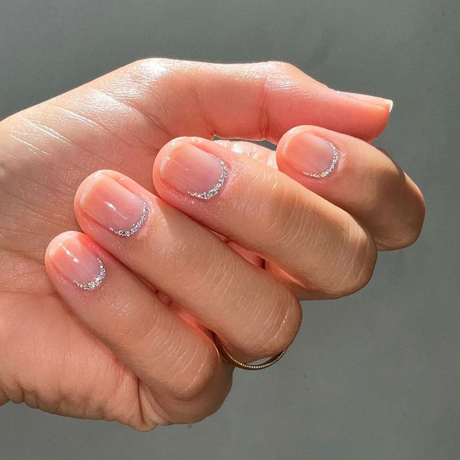 Glittery cuticle fingernails