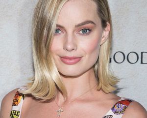 Margot Robbie sleek lob with hair flipped out