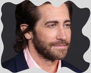 A close up of the actor Jake Gyllenhal with a beard.