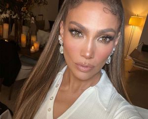 Jennifer Lopez wearing makeup 