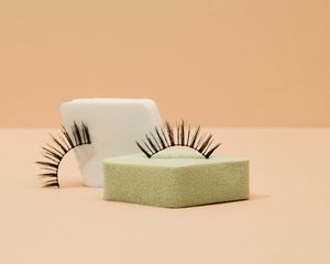 False lashes and foam blocks in neutral environment