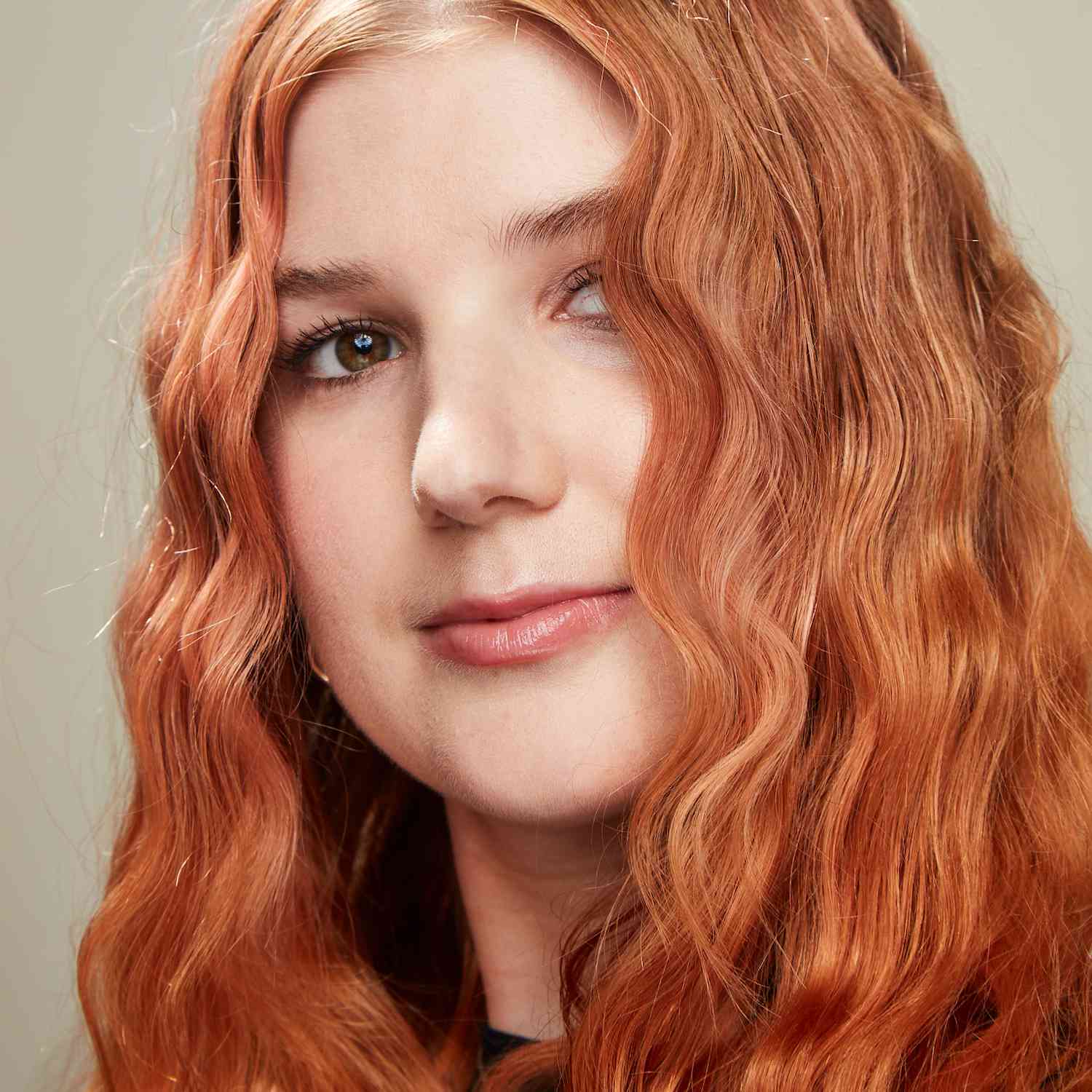 Byrdie editor Bella Cacciatore with wavy hair as a result of using waveformers